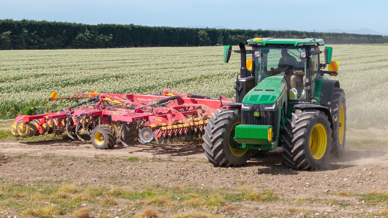 John Deere 8R 370 Cultivating w/ Vaderstad Topdown