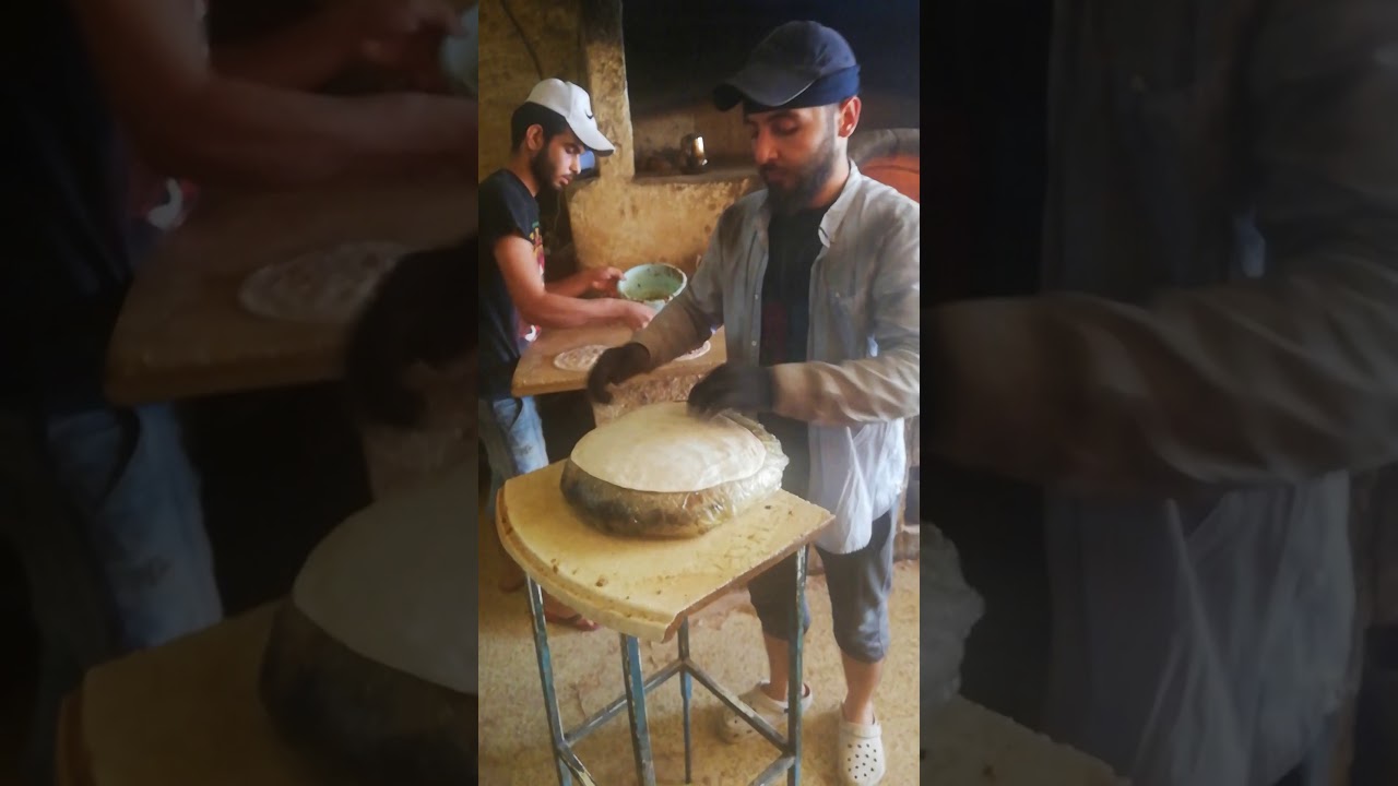 مناقيش على التنور جبنة وزعتر الخباز علي طاووس