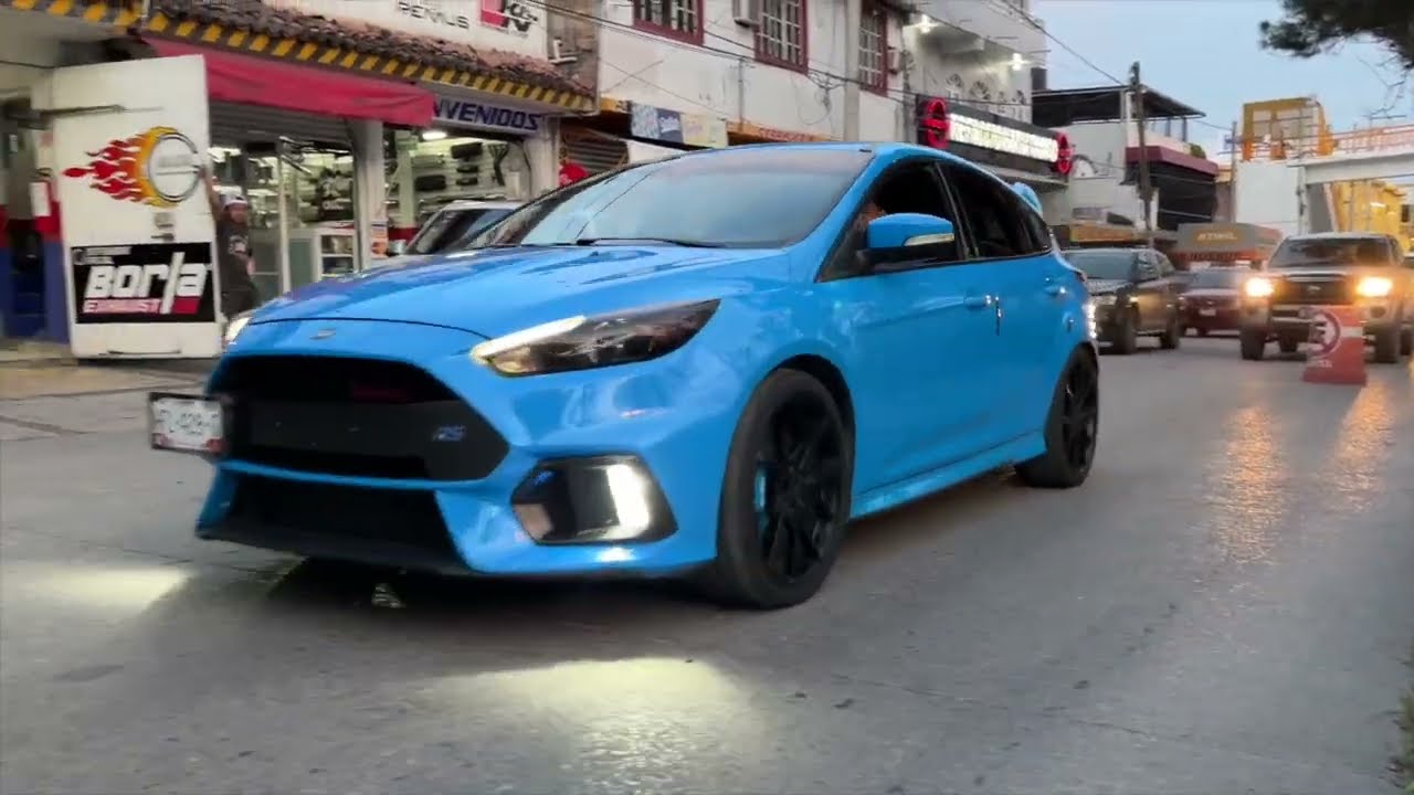 Ford Focus RS con resonador Borla, tubería en acero inoxidable y terminales de la marca AVT.