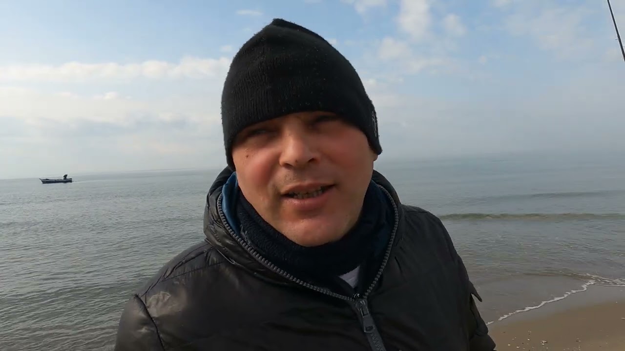 Cercando oro in spiaggia con il metal detector