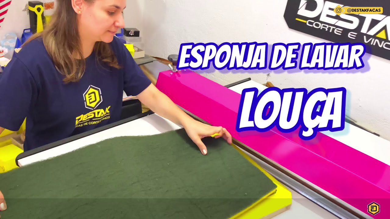 Esponja de lavar louça cortando em máquina de corte e vinco