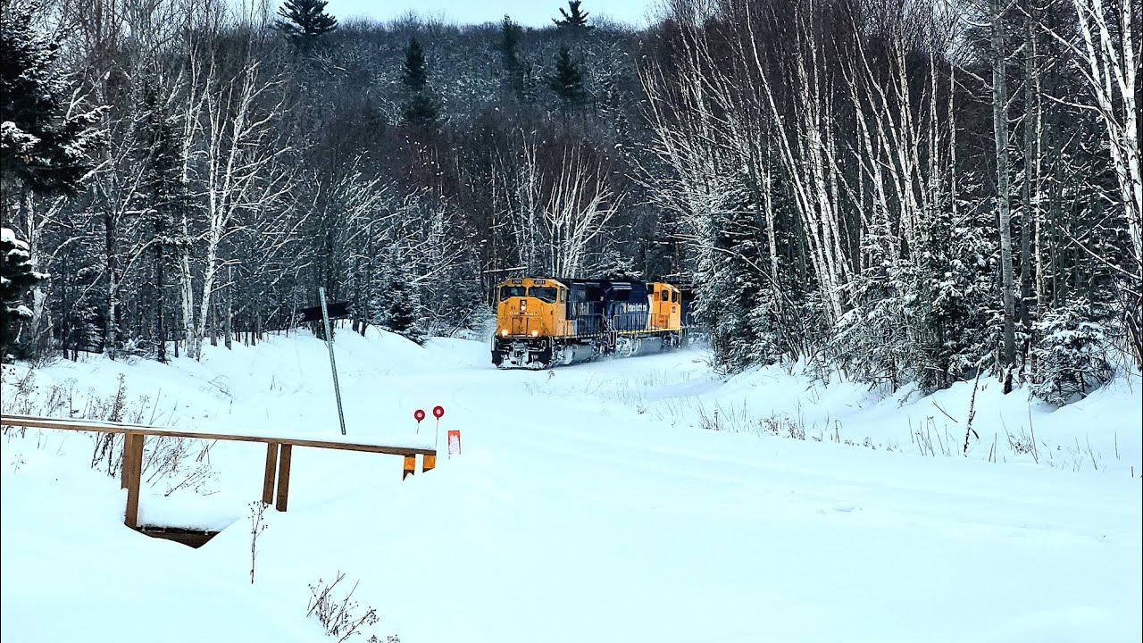 ONR 214 passing by the Hydro station with units ONR 2101 leading, ONR 2122, and ONR 2103