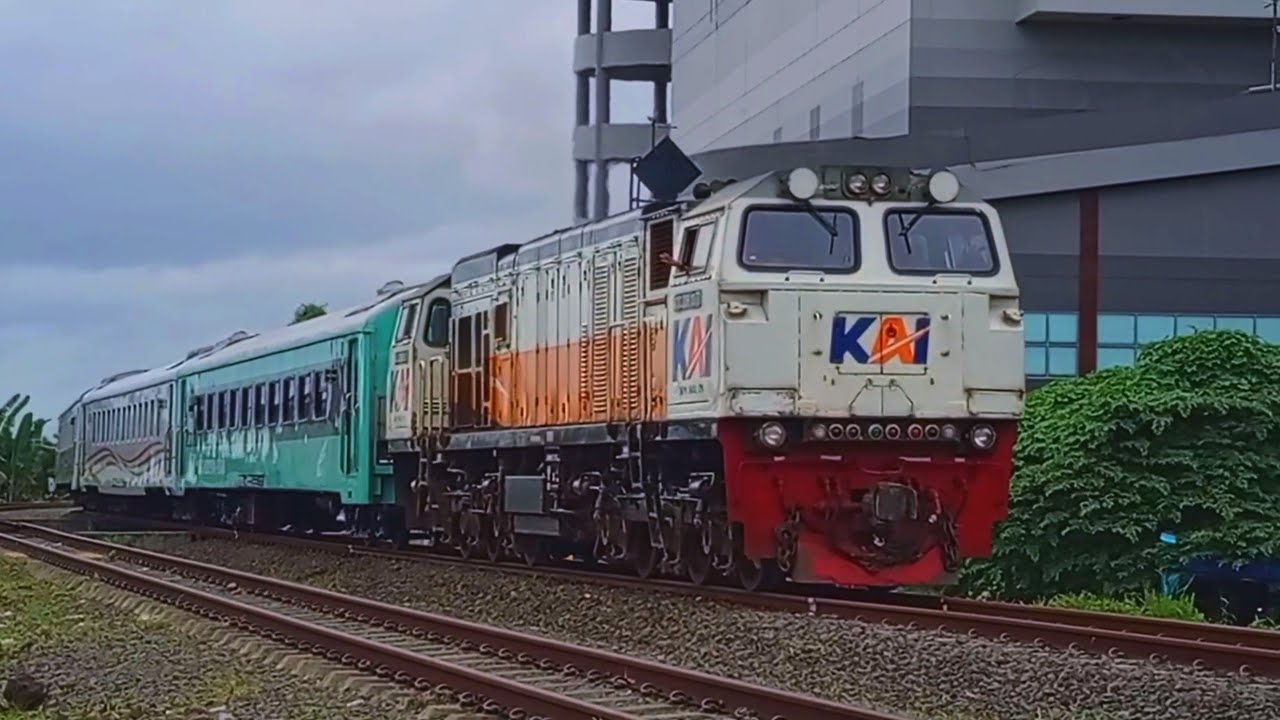 MOMEN LANGKA KA Pangrango Membawa LD Kereta Petani! | Hunting KA Eps. 4