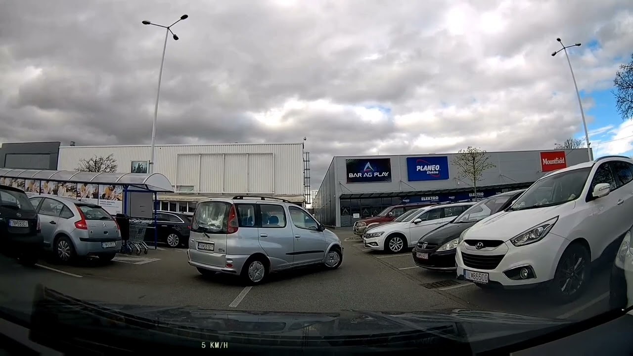 Konflikt na parkovisku, odvážny cyklista a diviak v strede cesty.