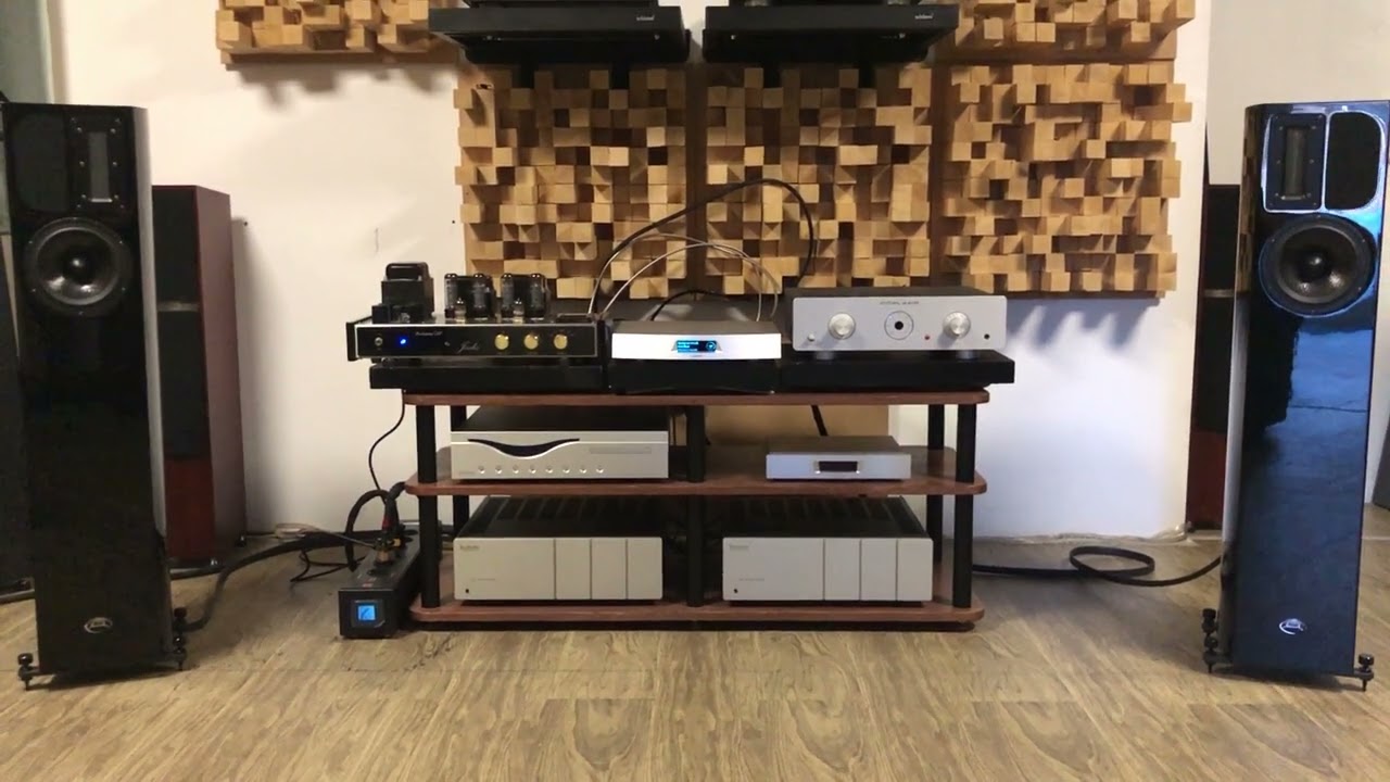French charm! Jadis Orchestra amplifier and Apertura Armonia Evolution loudspeaker.
