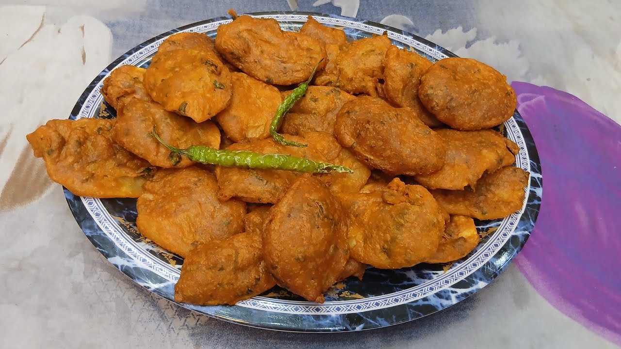 Potato pakode /Aloo pakoda simple and Easy@Hayyums_kitchens 