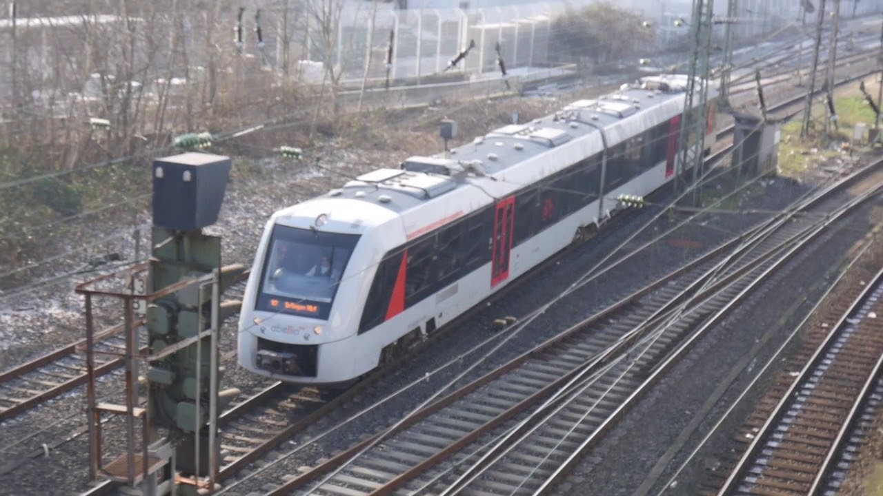 Züge in Wuppertal Hauptbahnhof und Wuppertal Oberbarmen
