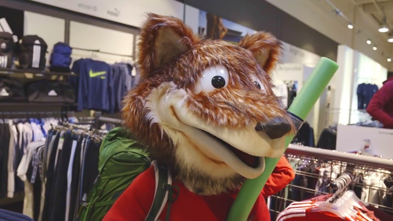 Foxi rüstet sich für den Sport bei Intersport im Kauf Park aus