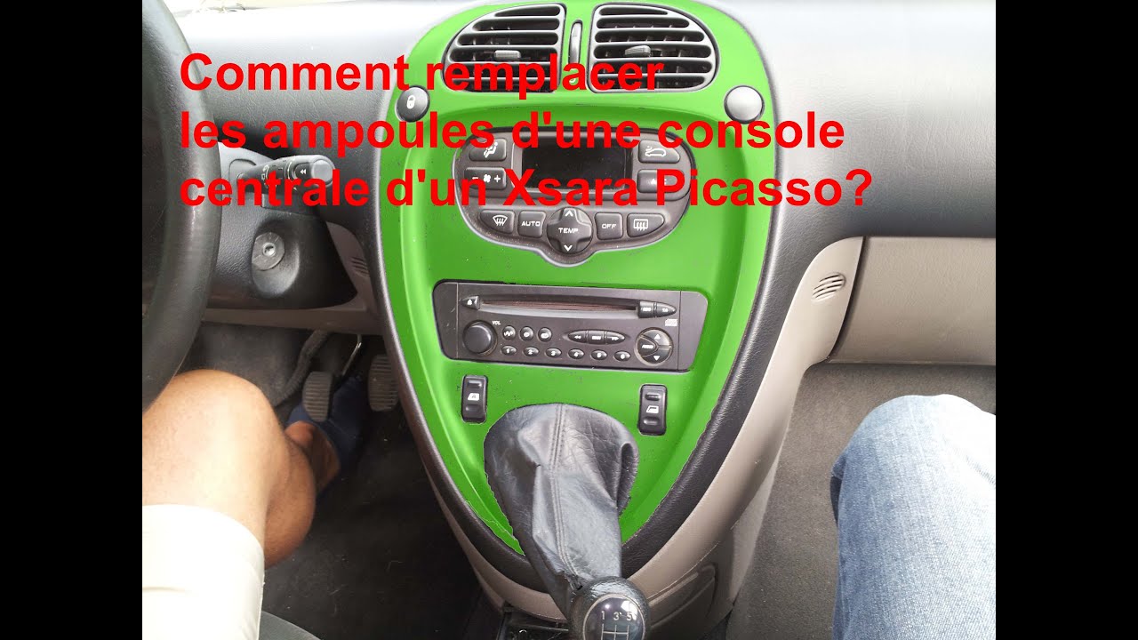 Remplacement d'ampoules de la console centrale d'un citroën Xsara Picasso.