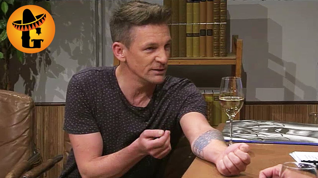 Andi Knoll zeigt sein Tattoo bei 