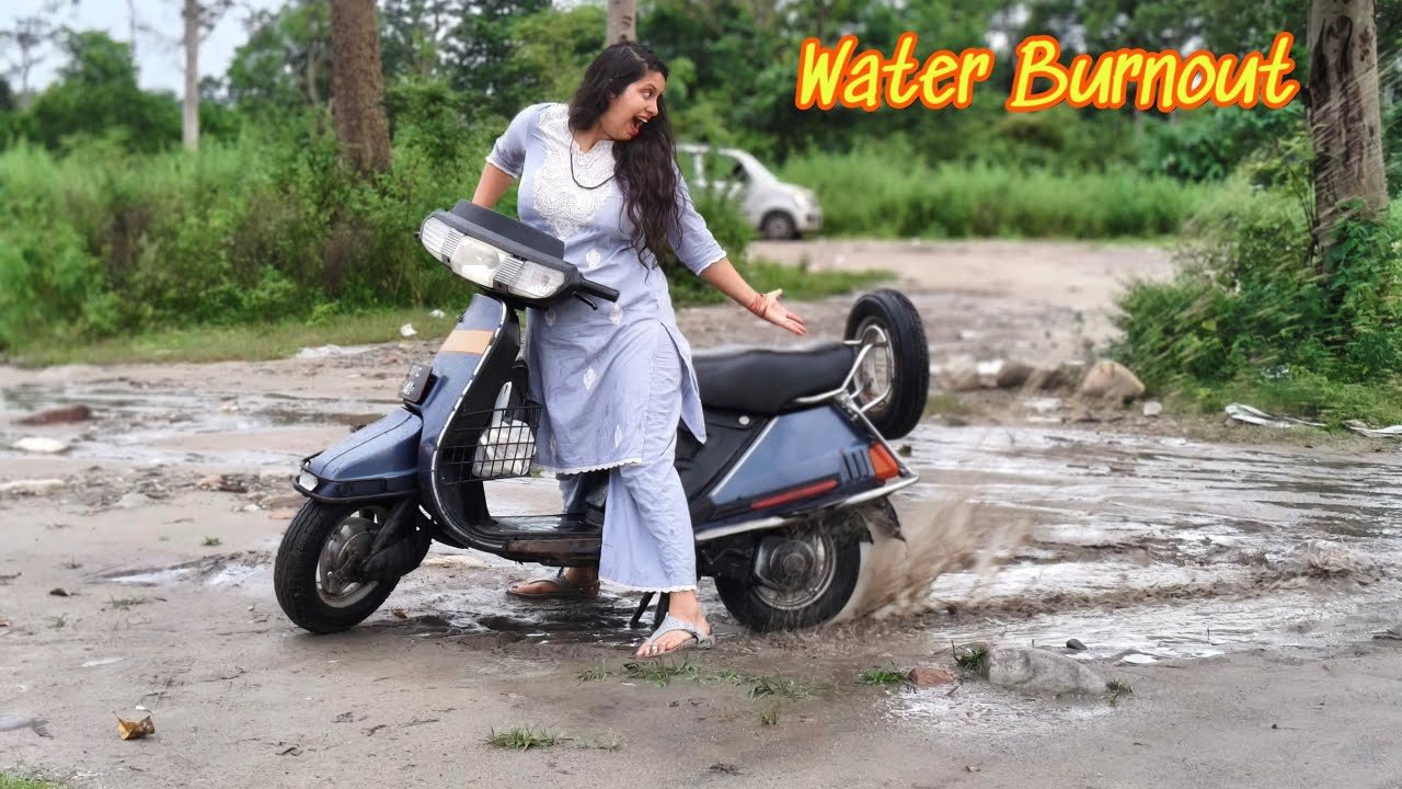 Girl Doing Water Burnout on Kinetic Honda😱 | Epic Splash 🌊 Stunt with 2Stroke Scooter  
