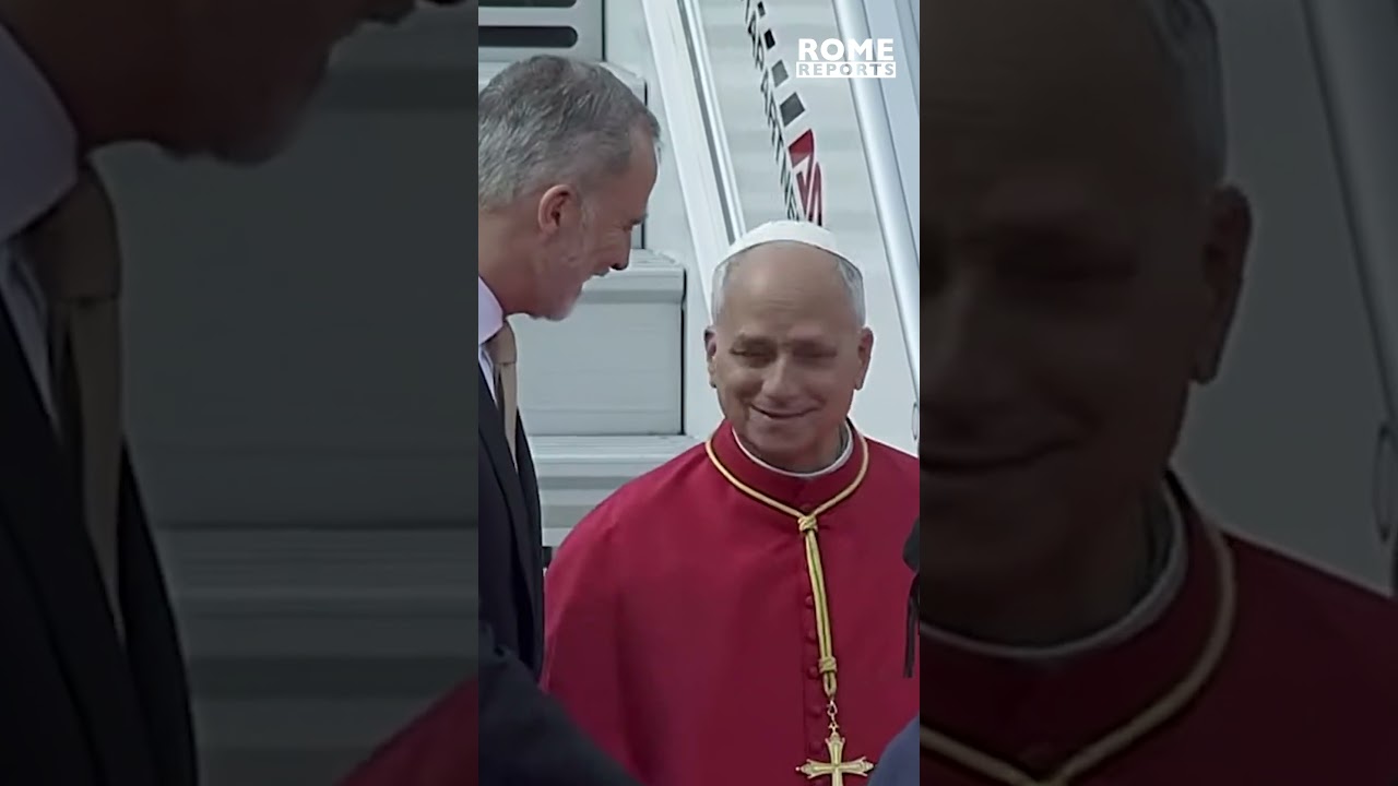 The Pope lands in Spain, and the King and Queen welcome him at Madrid-Barajas Airport