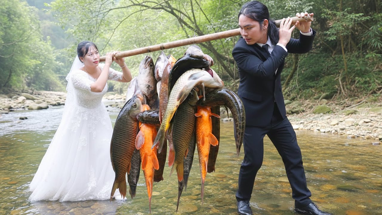 Hunting a Mysterious School of Stream Fish with My Family | Cooking an Epic Hot Pot