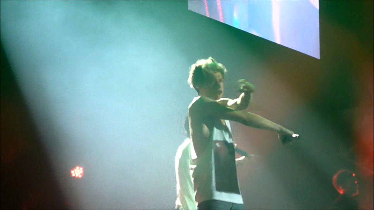 1D TMH Tour FRONT ROW - Kiss You (24/02/13)