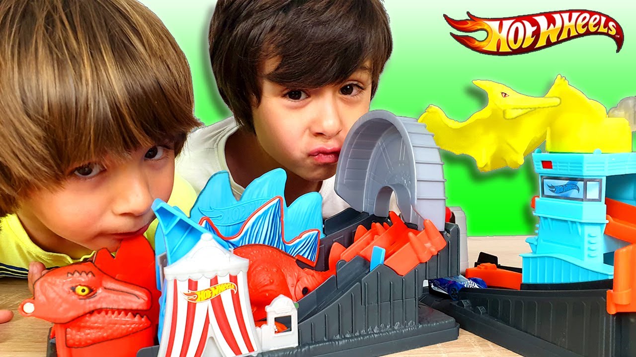 Los DINOSAURIOS atacan HOT WHEELS CITY!! DINO ATAQUE en la MONTAÑA RUSA y al AEROPUERTO