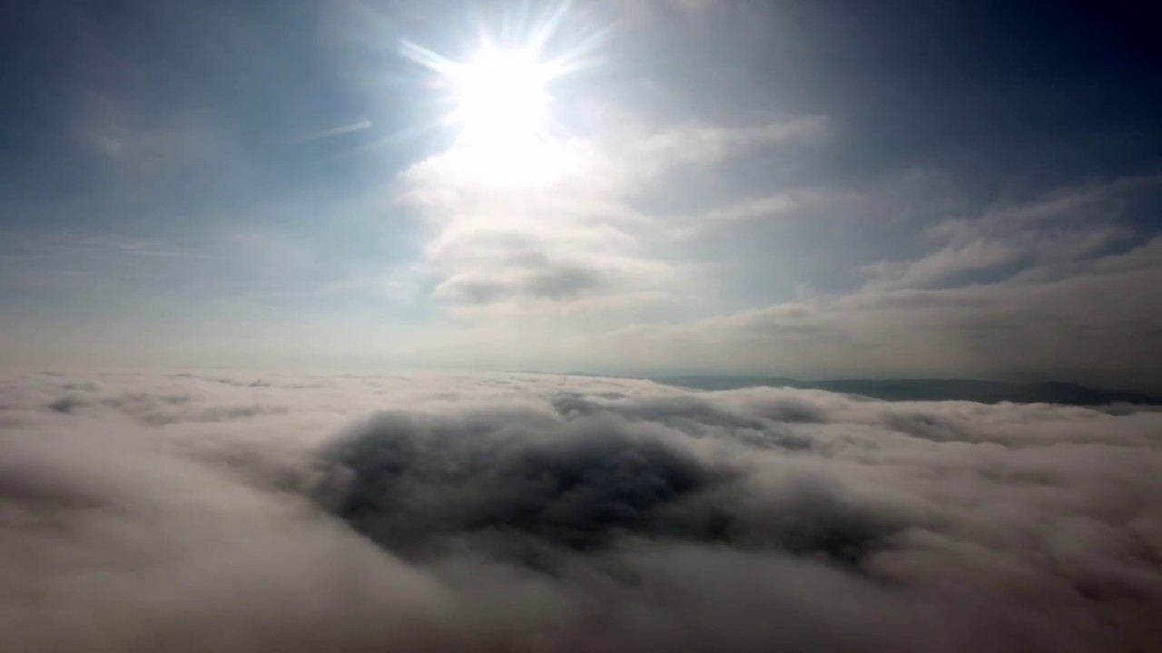 Mit der Drohne über den Wolken