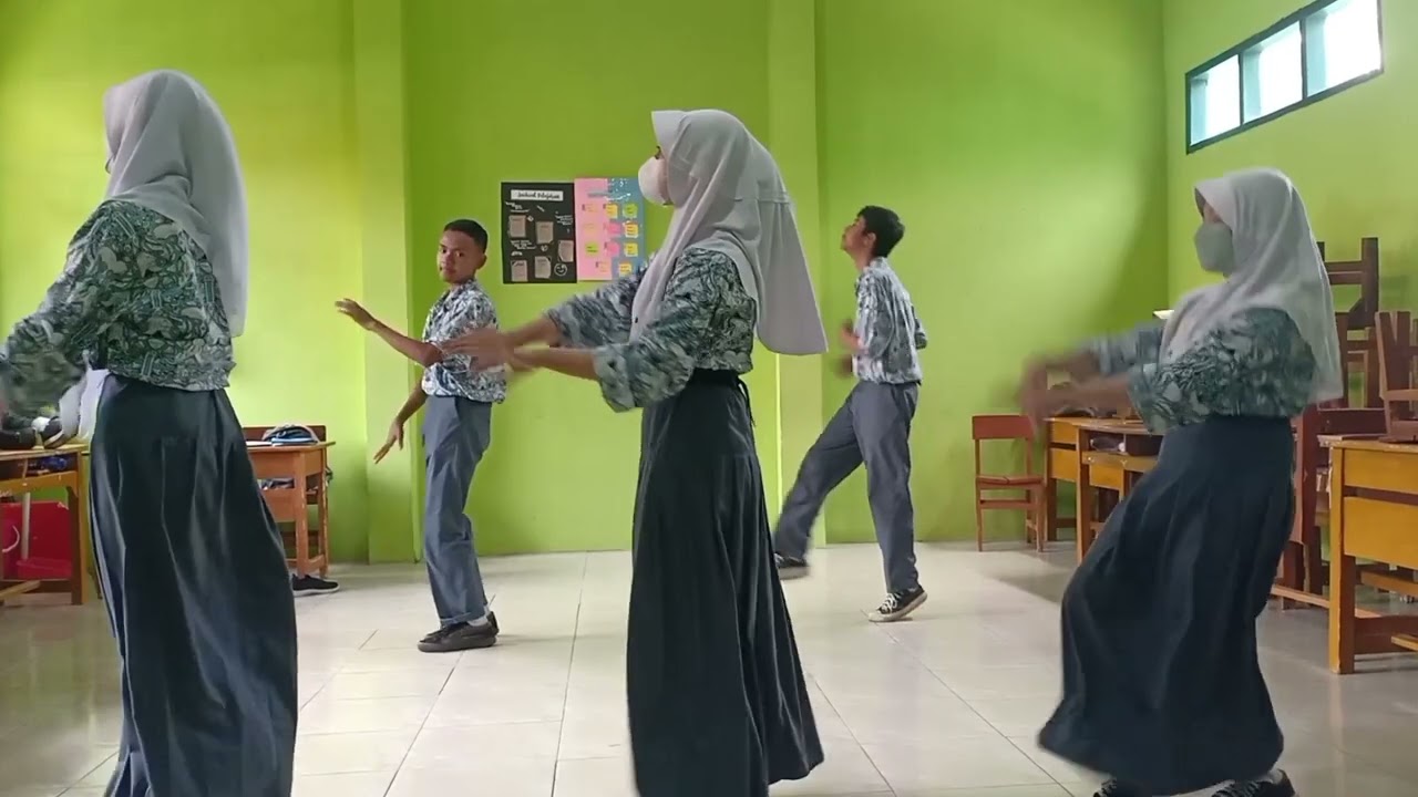 Presentasi 20 pola gerak Tari kreasi bertema hewan kelas X MIPA 2 SMAN 1 CILILIN