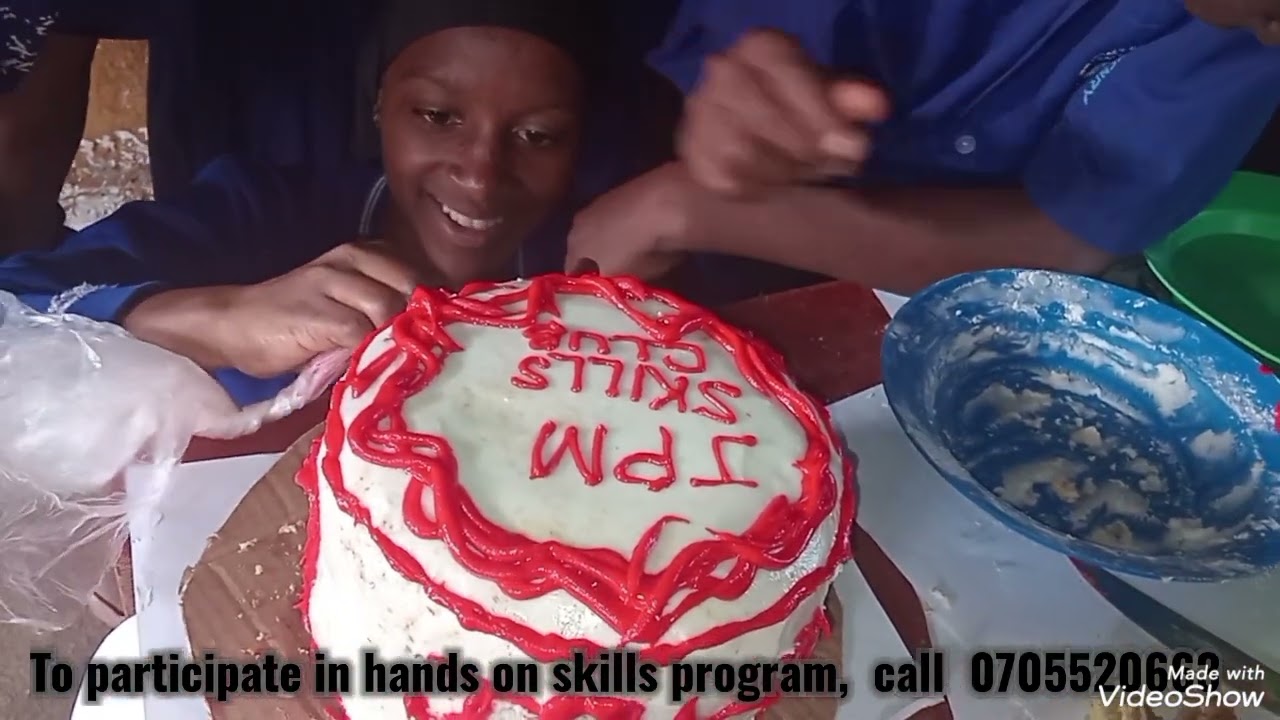 Learn how to ice a cake . Abaana ba JPM Kyotera bakuyigiriza 