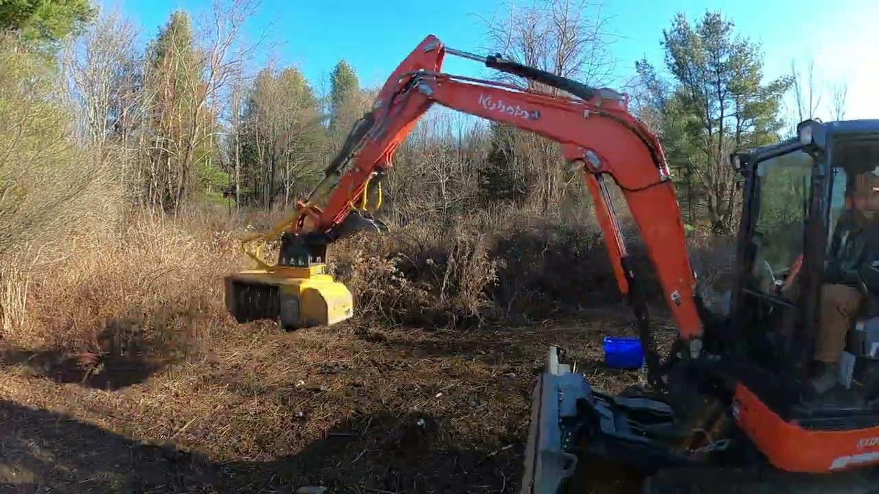 Мульчирование леса с помощью Kubota KX040-4 в Винстеде, штат Коннектикут