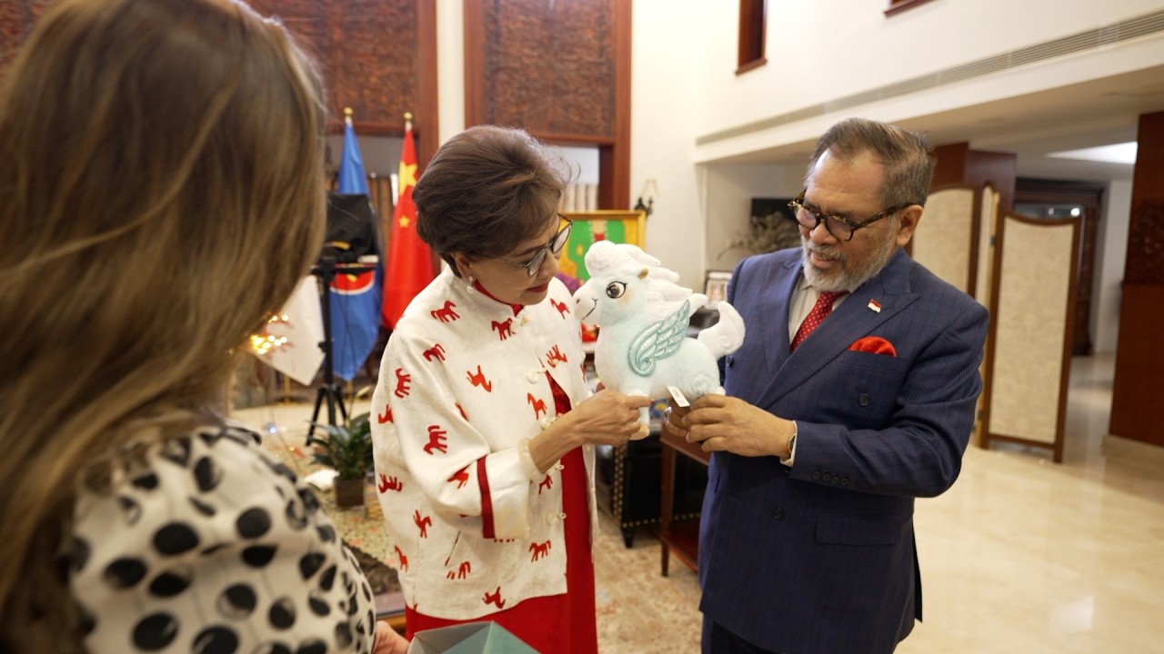 CGTN's Ioana presents CMG Spring Festival Gala mascot to Indonesian ambassador