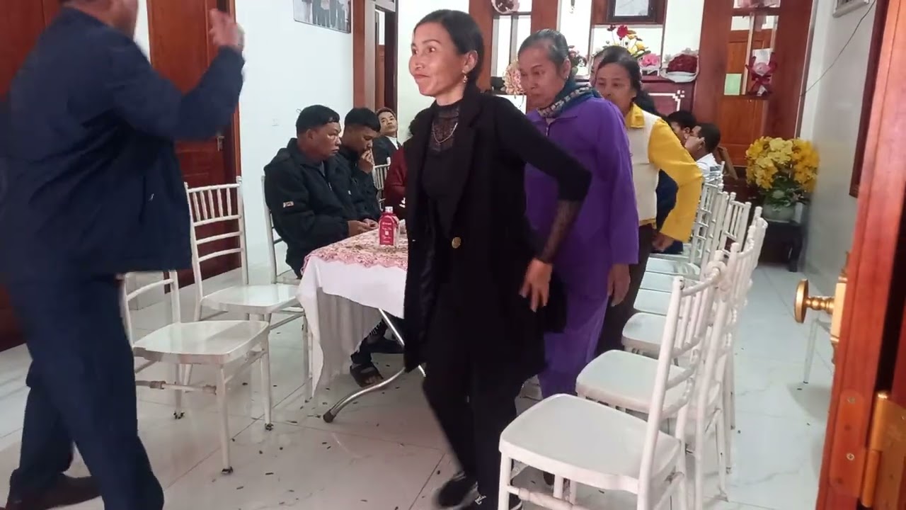 ACE nội ngoại và bà con trong và ngoài thôn đến ăn cổ chúc mừng con gái chú HUY TUYẾT đi lấy chồng