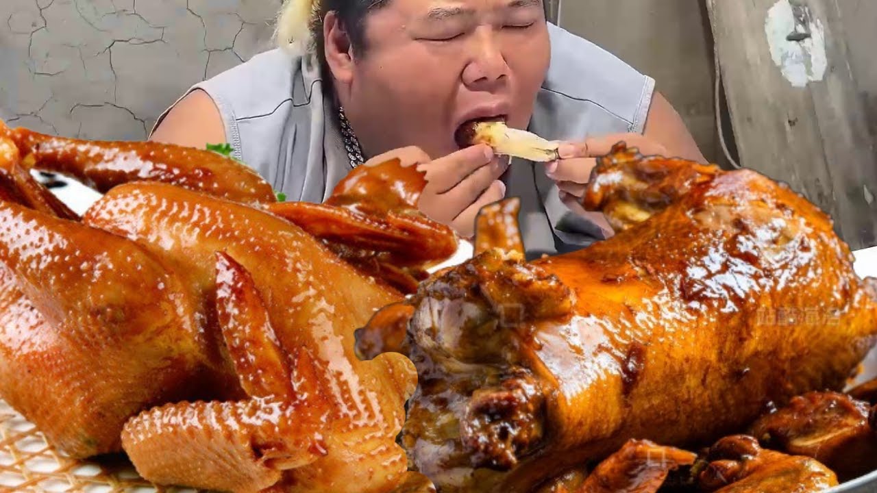 Brother Monkey prepared 10 braised chickens and started eating them directly with his hands.