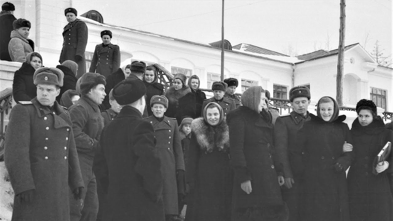 1953 | Военный санаторий Дарасун | Старые красивые здания санатория | Памятник Сталину с девочкой