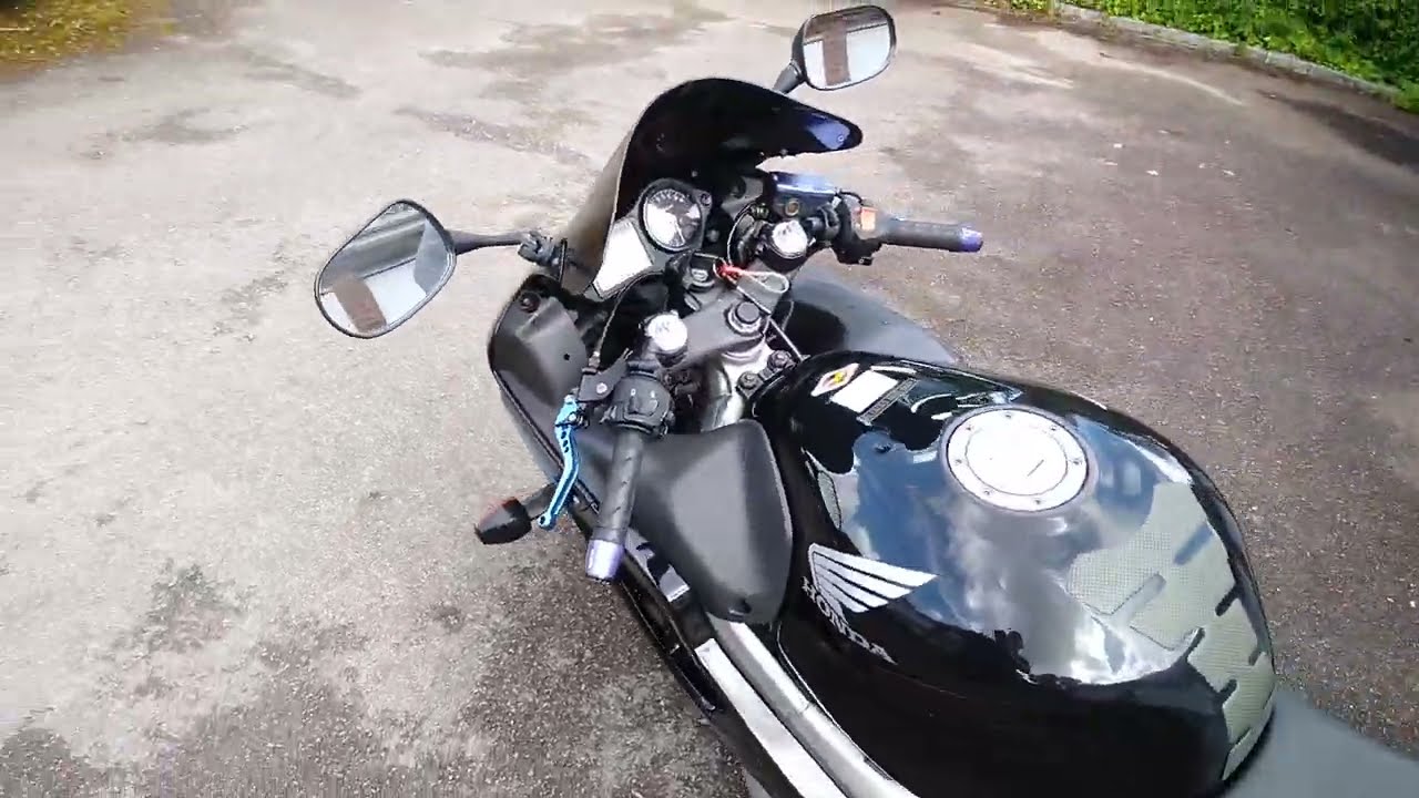 CBR600 F4i 2003 cold start and walk around