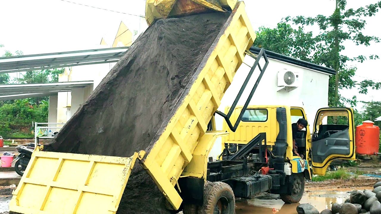 Mobil Dump Truk Pasir Kanter HDX Jomplang Muatan Melewati Kobangan Lumpur