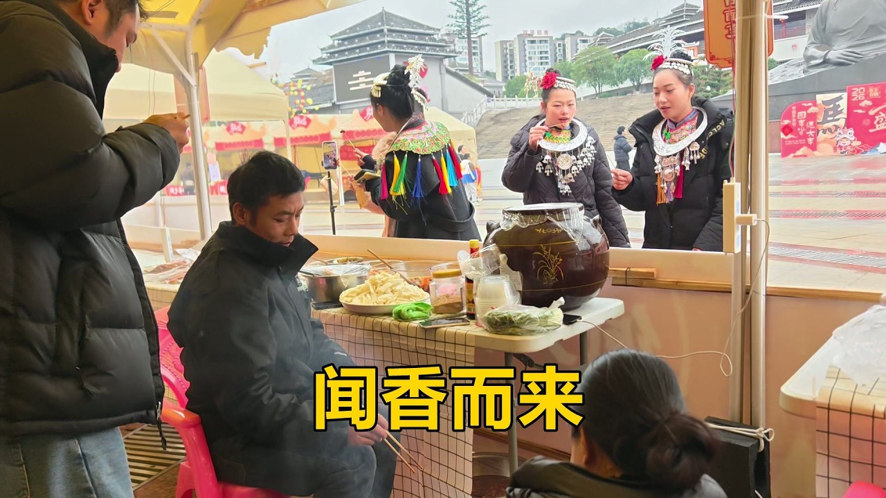 這是一個有味道的攤位，三嫂拿醃酸肉出來烤，很多人都聞香而來【農人家三嫂】