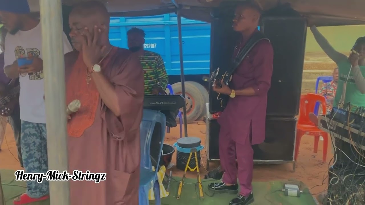De great Onyelelue performed okwu Nwa se live on stage