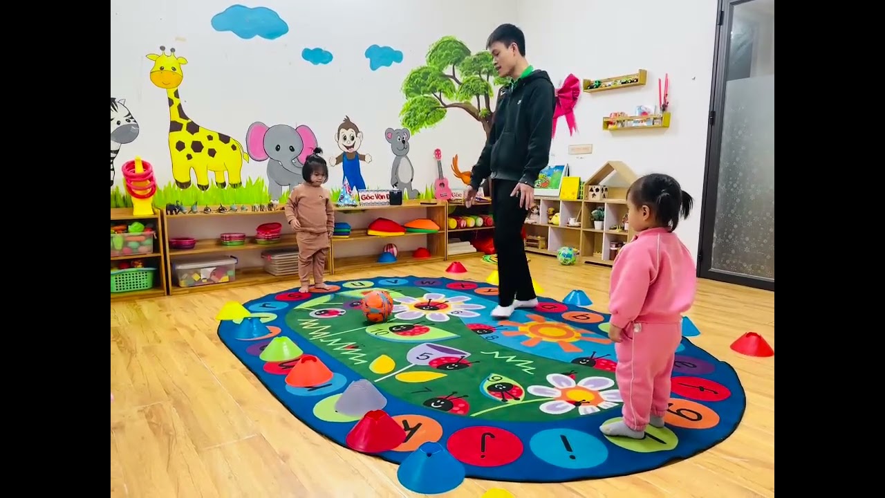 Em bé tập đá bóng #trending #baby #cute #dance #shorts #video #viral 