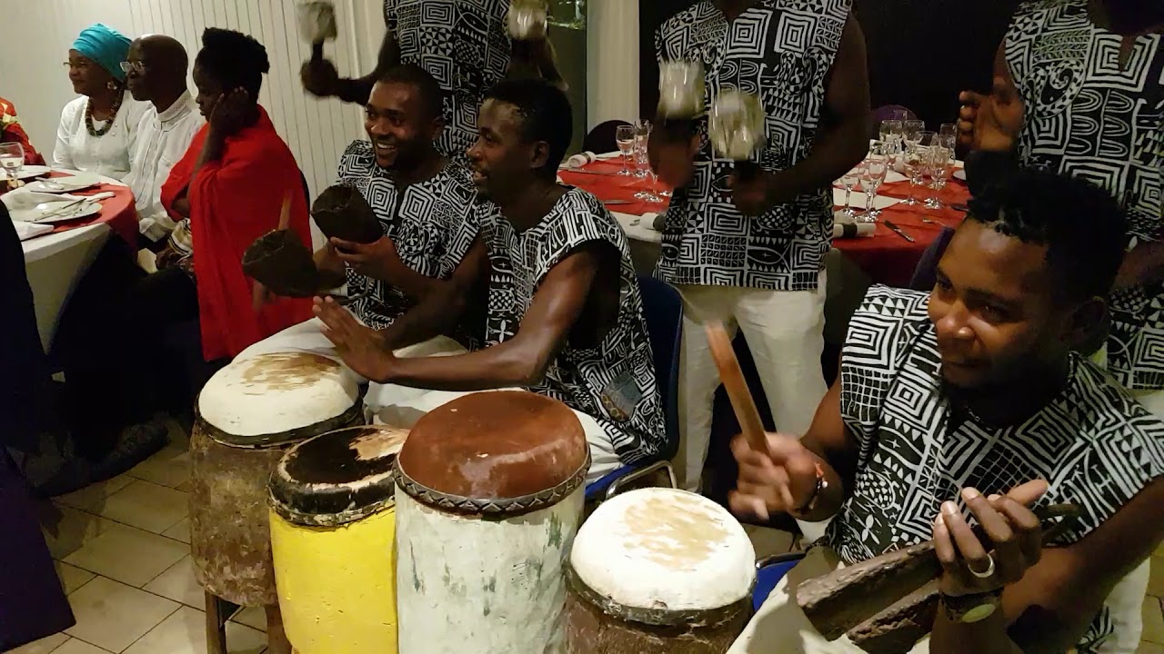 Les esprits du benskin du Cameroun en spectacle à l'hôtel le méridien de douala au Cameroun