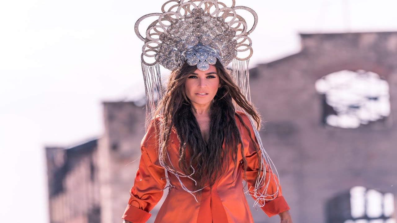 &Gamma;&iota;ά&nu;&nu;&alpha; &Tau;&epsilon;&rho;&zeta;ή - &Lambda;ό&gamma;&iota;&alpha; Ό&mu;&omicron;&rho;&phi;&alpha; | Yianna Terzi - Logia Omorfa (Stanga) - Official Music Video