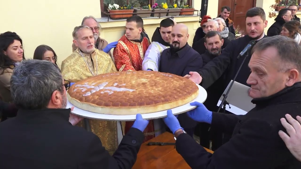 Tradicionalno lomljenje česnice u porti Stare crkve u Kragujevcu