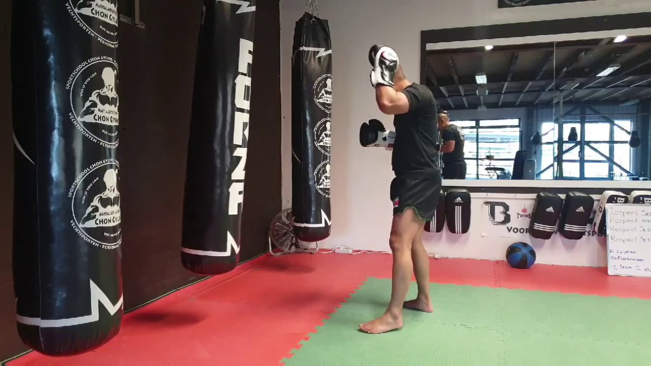 Kickboks training bokszak combinaties Kickboxing combo on bag - sportschool Chon Gyung Drunen