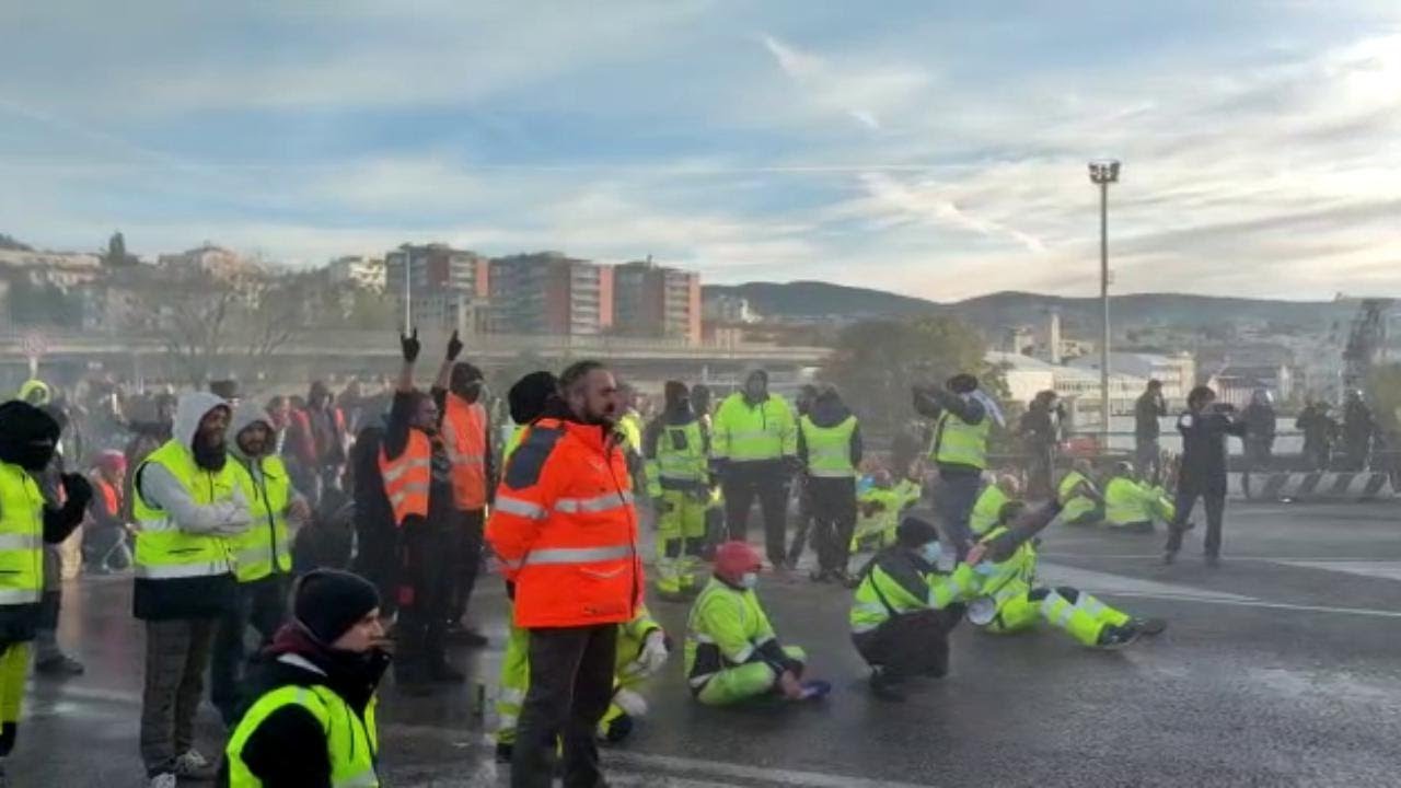 Porto di Trieste, idranti sui manifestanti: i portuali resistono