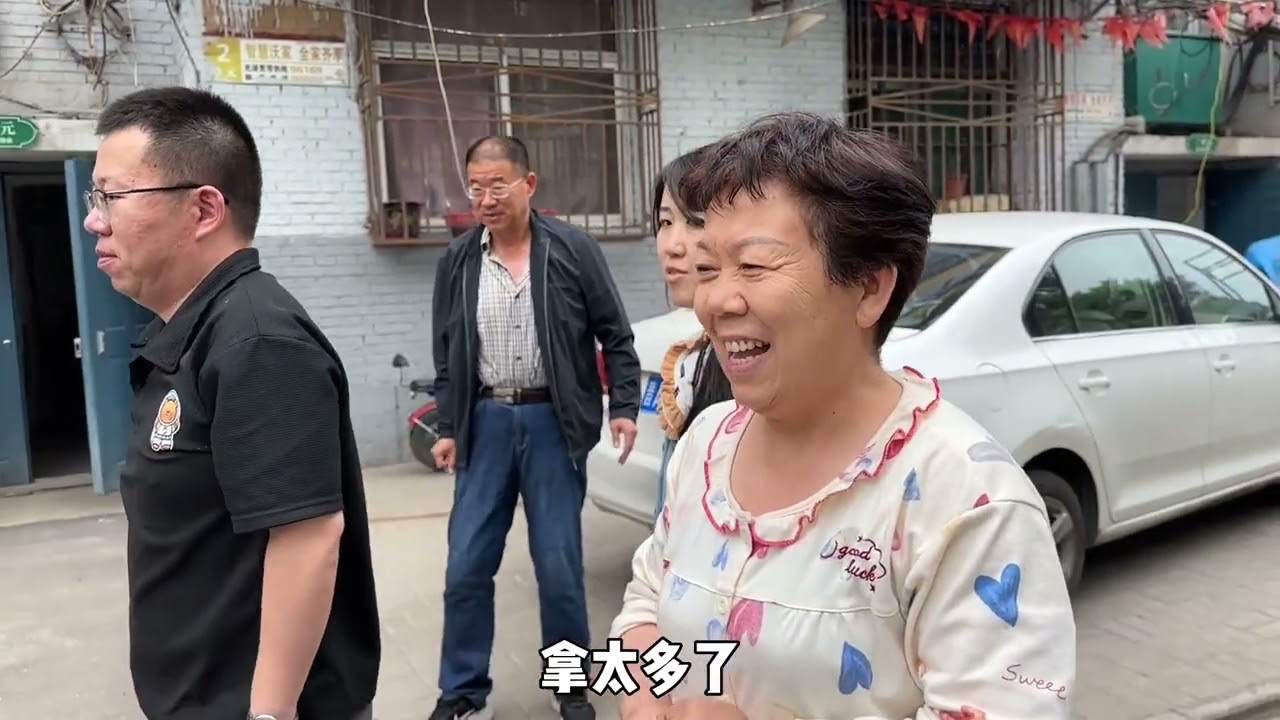 相处20天小伙和大妈分别，大妈准备满满一车礼物，分别时依依不舍#分别 #一家人 #亲情