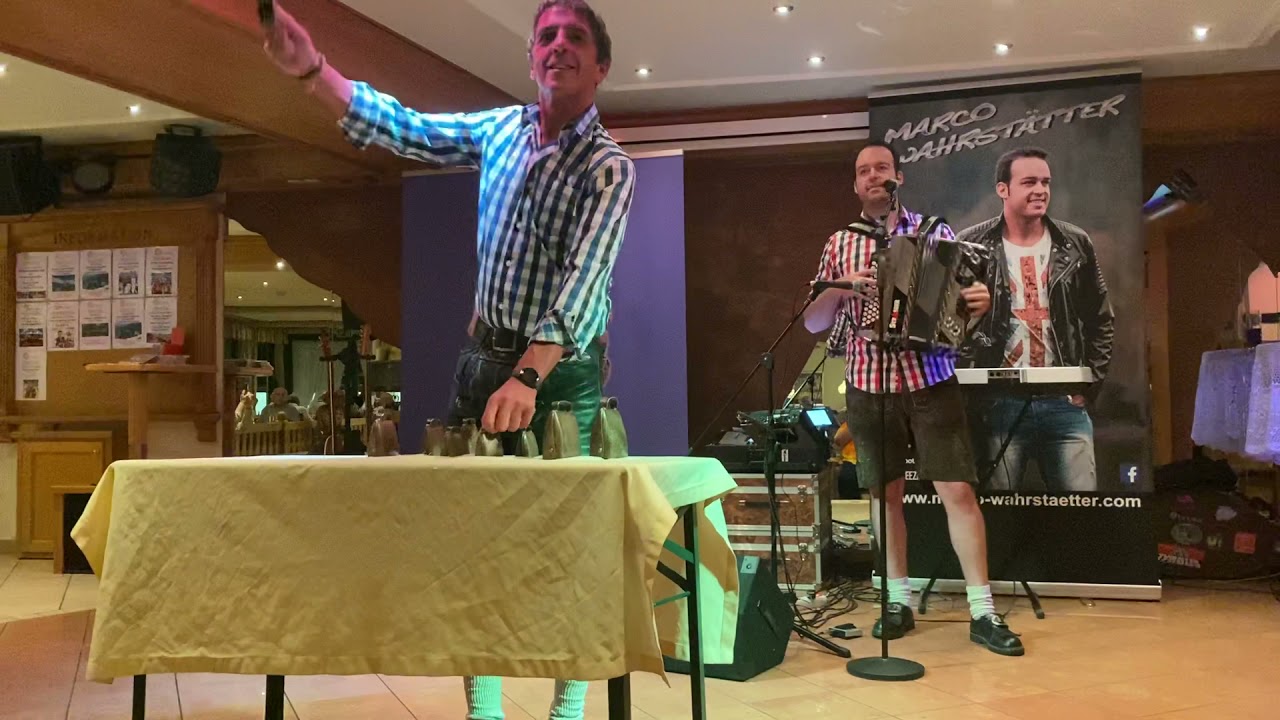 Koni Hupen der Kuhglocken Song Live mit Kuhglocken in diversen Größen