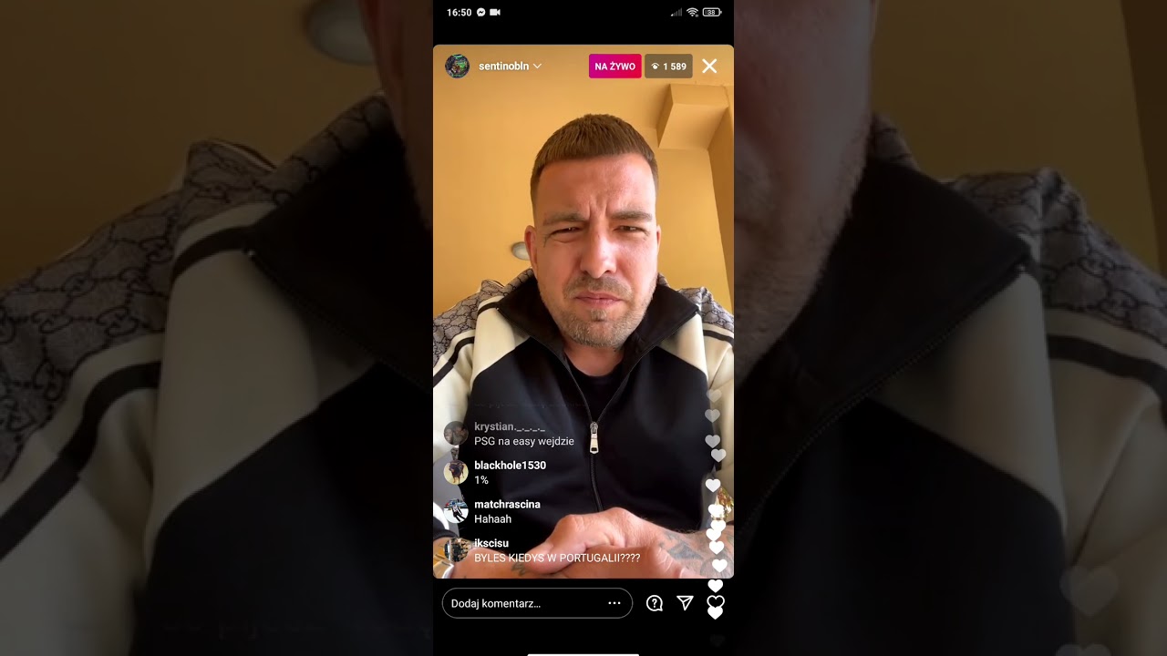 sentino pokazuje broń na live