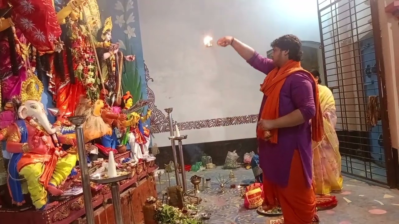 জমিদার বাড়ির দুর্গাপুজোর আরতি। জমিদার স্মৃতিস চন্দ্রে চক্রবর্তীর (খোকন বাবুর বাড়ি)।