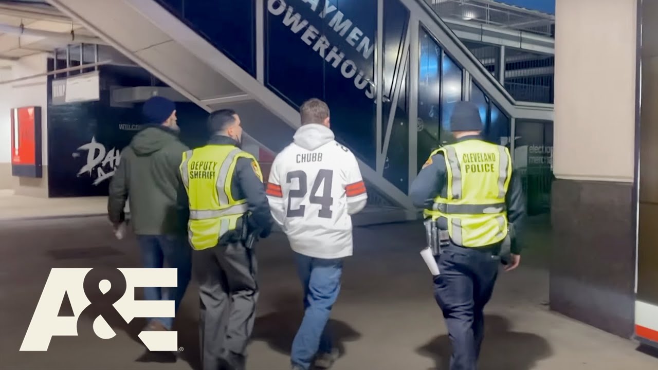 Out-of-Control Fan Pees Himself in Stadium Jail Cell | Stadium Lockup | A&E