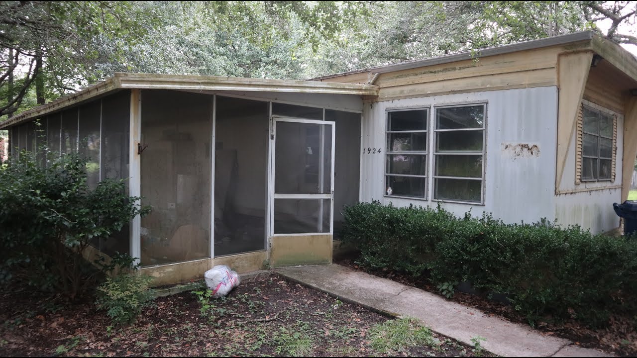 Exploring an Abandoned Mobile Home (Hoarder House)