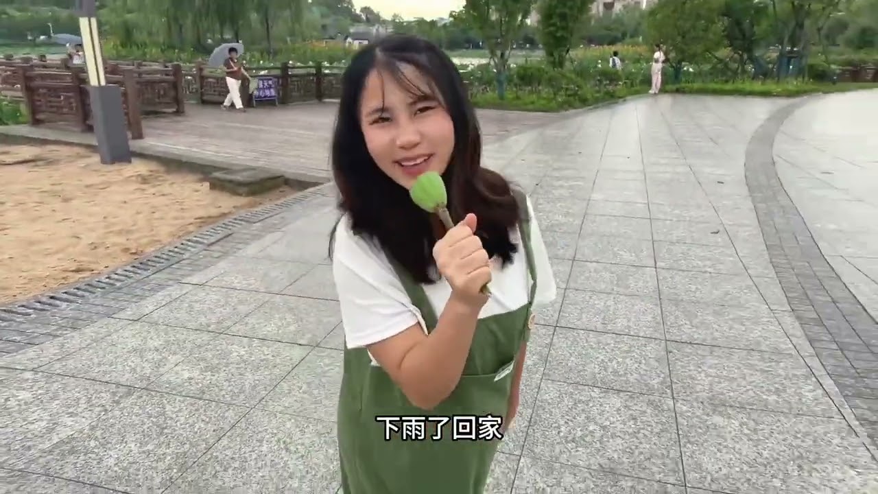 带老挝媳妇公园散步还没几分钟就又下雨啦，只能回家学习中国字了#老挝媳妇 #记录真实生活 #日常vlog #千万生活dou来拍 #农村生活