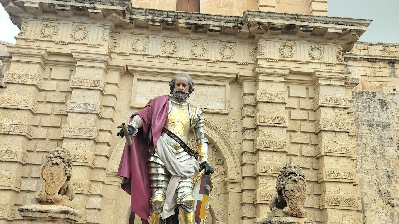 Marc bl-istatwa restawrata tal-Gran Mastru l-Isle Adam minn Palazzo Falzon gewwa l-Imdina sal-kazin.