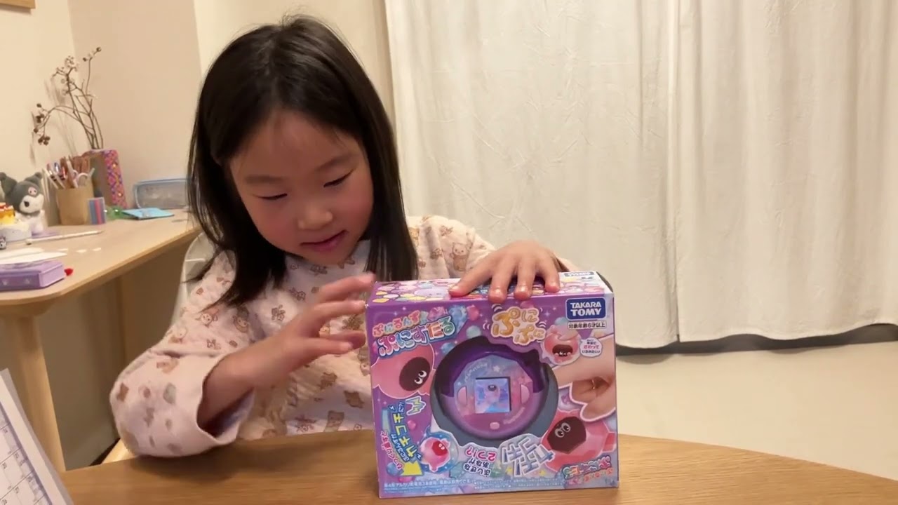 あずちゃんがシールとおもちゃを紹介！