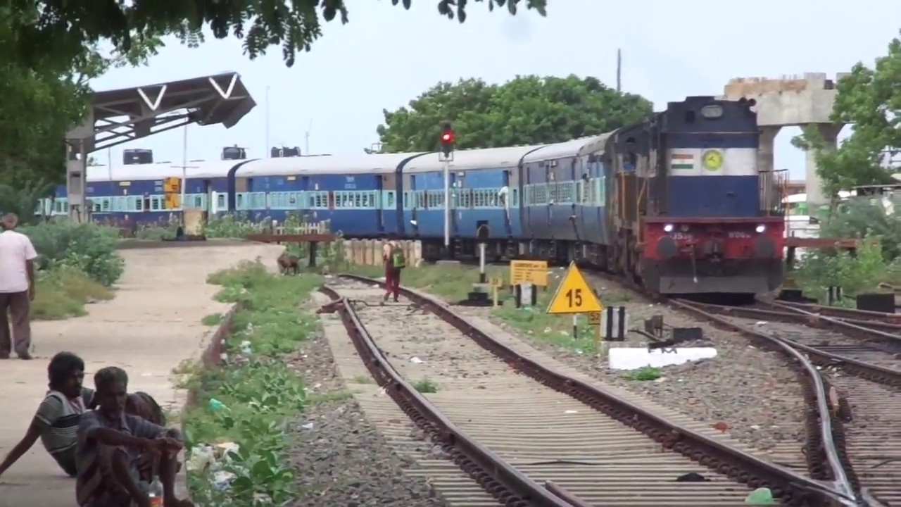 16187 Karaikkal - Ernakulam Express Entering into NAGAPATTINAM