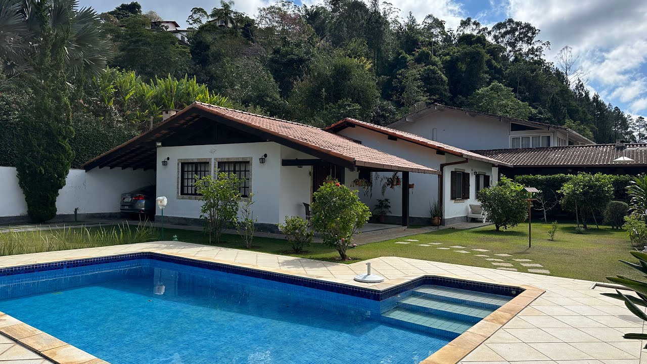 SUSPENSA | Casa linear c/ 3 Qtos terreno plano + Suíte externa, área gourmet e piscina
