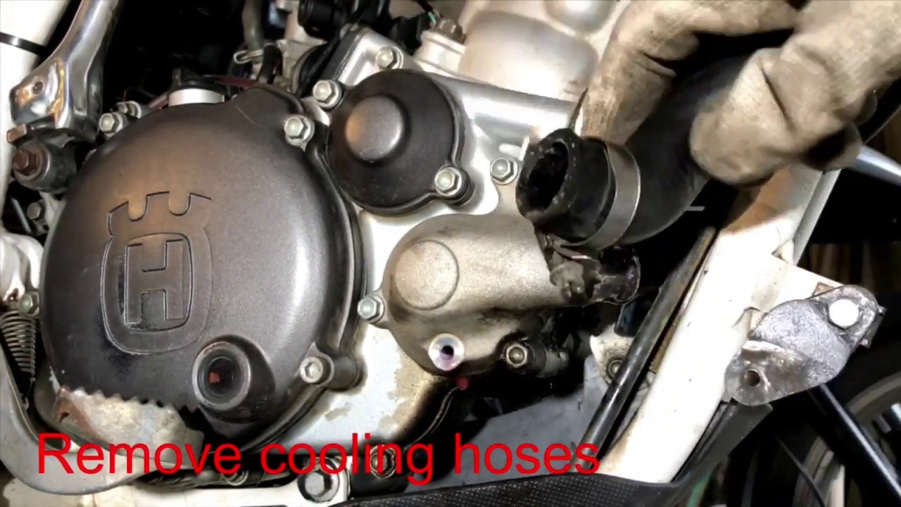 Kolben bei einem Zweitaktmotor ausbauen (KTM, Husqvarna, Husaberg)