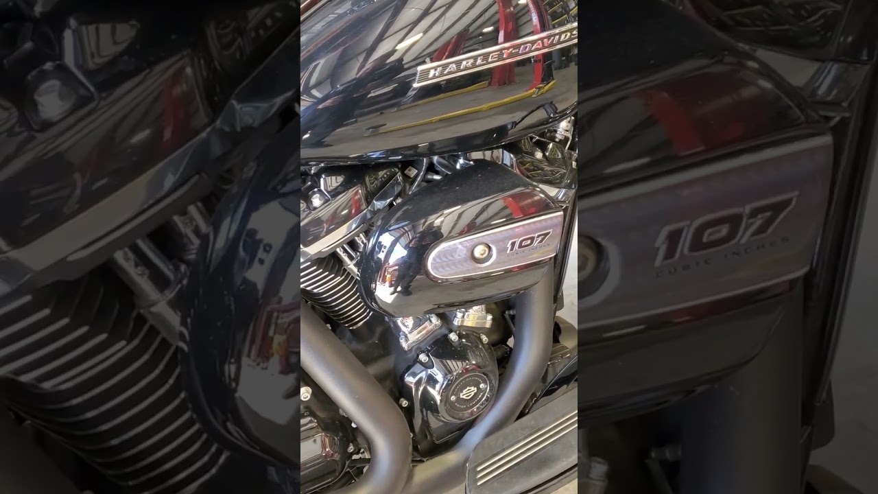 Milwaukee 8 ENGINE on a Harley great SOUND